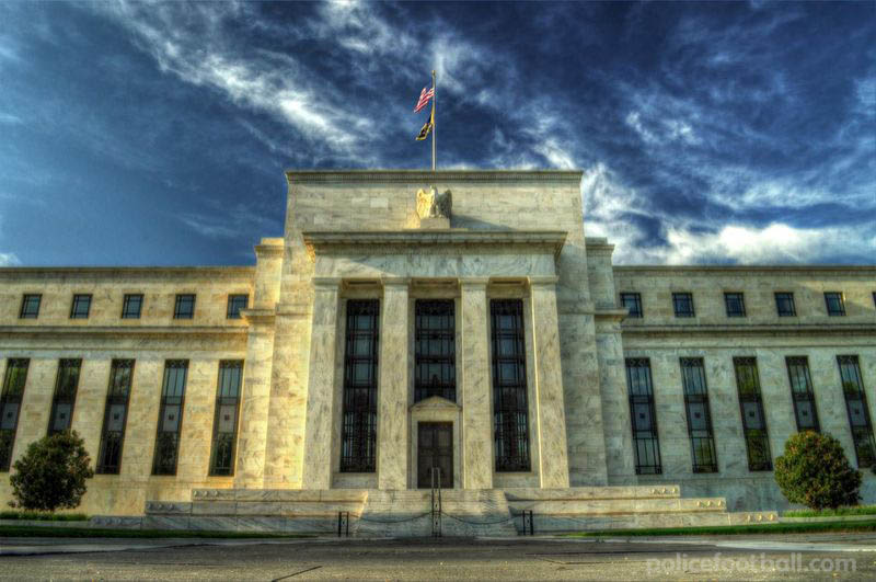 US Federal Reserve ได้กำหนดอัตราดอกเบี้ยมาตรฐานไว้ใกล้ศูนย์ แต่ระบุว่าการปรับขึ้นอัตราดอกเบี้ยอาจมาเร็วกว่าที่คาดหมาย และทำให้แนวโน้มเศรษฐกิจ