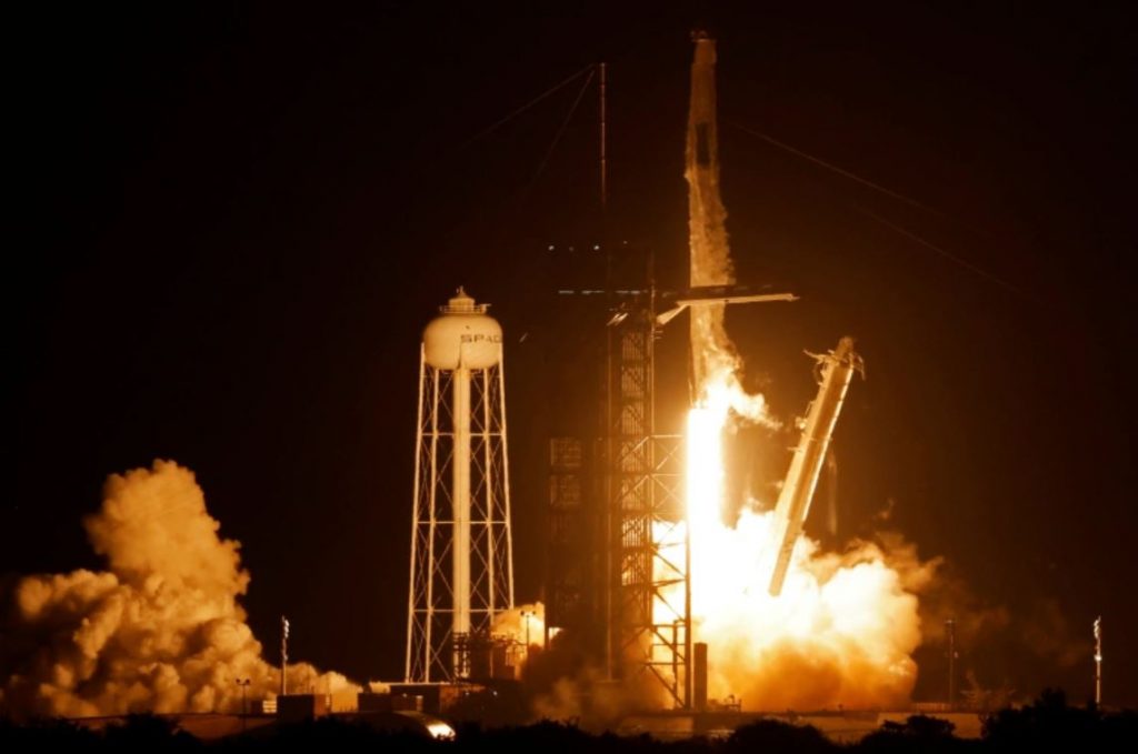 SpaceX เปิดตัวนักบินอวกาศ จรวดสเปซเอ็กซ์ได้บรรทุกนักบินอวกาศสี่คนขึ้นสู่วงโคจร รวมถึงบุคคลที่ 600 ที่จะไปถึงอวกาศใน 60 ปีเที่ยวบินล่าช้าซ้ำ