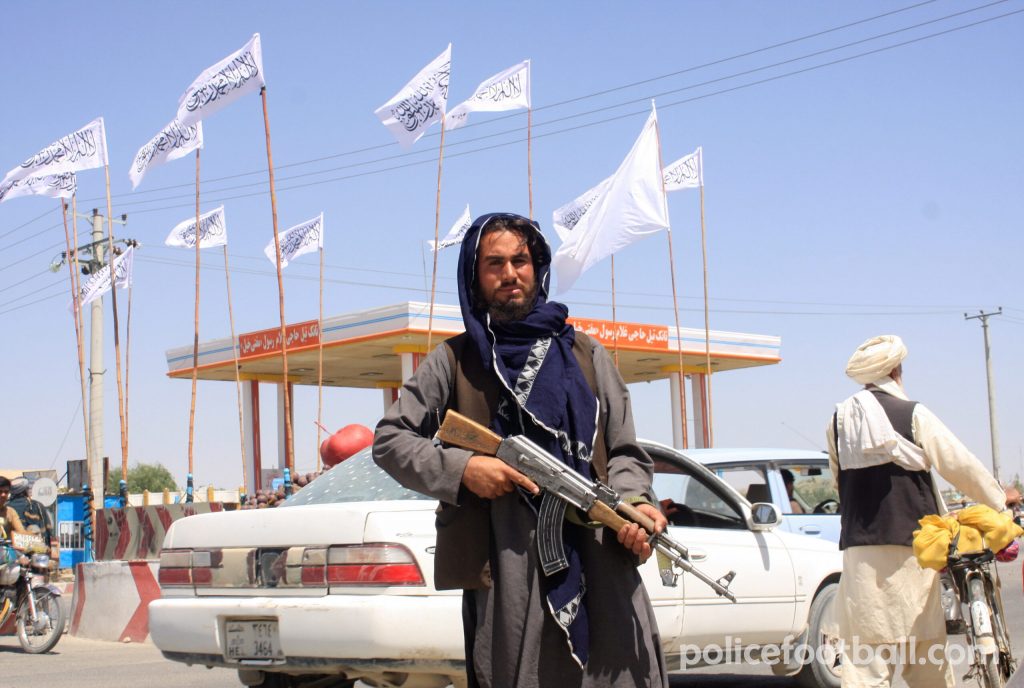 Taliban invade เมืองกันดาฮาร์ กลุ่มตอลิบานได้ยึดเมืองกันดาฮาร์ที่ใหญ่เป็นอันดับสองของอัฟกานิสถาน ในสิ่งที่เป็นการทำลายล้างของรัฐบาลและเป็น
