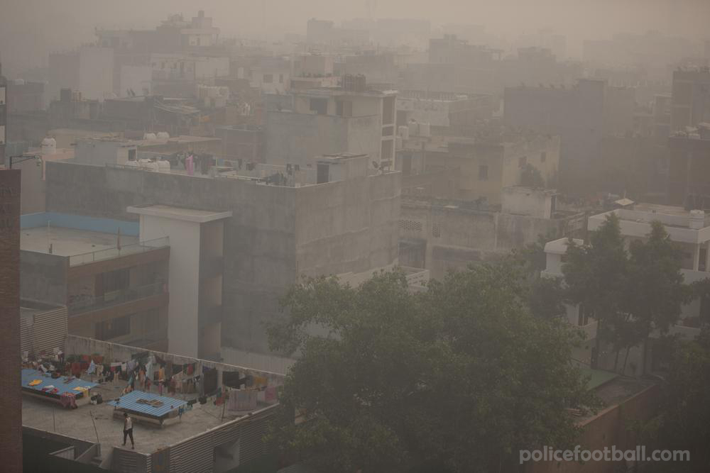 Smog chokes ปกคลุมเมืองหลวงอินเดีย ท้องฟ้าถูกบดบังด้วยหมอกควันสีเทาหนาทึบ อนุสาวรีย์และอาคารสูงถูกปกคลุมไปด้วยหมอกควัน ผู้คนหายใจลำบาก