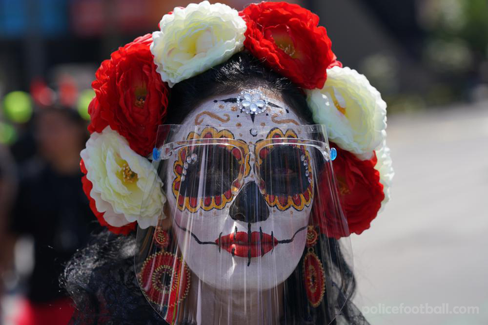 Mexico celebrates วันแห่งความตาย  เม็กซิโกกลับมาในวันอาทิตย์เพื่อรำลึกถึงวันแห่งความตาย หลังจากมีการห้ามเข้าชมสุสานตามประเพณีในปีที่แล้ว
