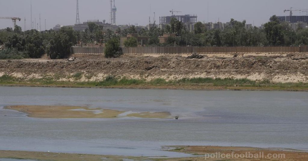 Iraq water shortages อย่างหนัก Salah Chelab บดข้าวสาลีที่ดึงมาจากพื้นที่เกษตรกรรมอันกว้างใหญ่ของเขาทางตอนใต้ของแบกแดด และตรวจสอบ
