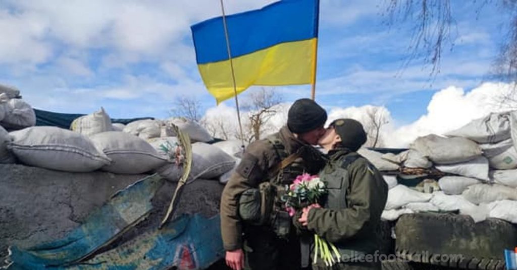 In Ukraine สงครามเปลี่ยนเป็นความรัก เมื่อทั้งคู่ตื่นขึ้นจากสงครามอันดังก้องในวันที่ 24 กุมภาพันธ์ พวกเขาคบกันมานานกว่าหนึ่งปีแล้ว รัสเซียกำลัง