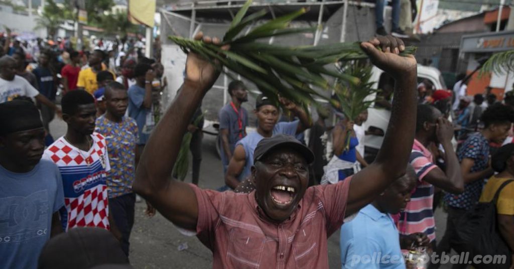 ชาวเฮติประท้วง เรียกร้องโค่นนายกฯ ผู้ประท้วงหลายพันคนในเมืองหลวงของเฮติและเมืองใหญ่อื่น ๆ ปิดถนน ปิดธุรกิจ และเดินขบวนไปตาม