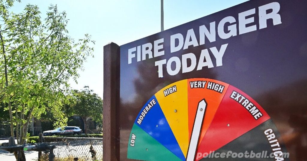 ไฟป่าโหมกระหน่ำ แคลิฟอร์เนีย นักผจญเพลิงหลายร้อยคนต้องทนอุณหภูมิสามหลักในวันพฤหัสบดีที่ต่อสู้กับไฟป่าตามทางหลวงสายสำคัญ