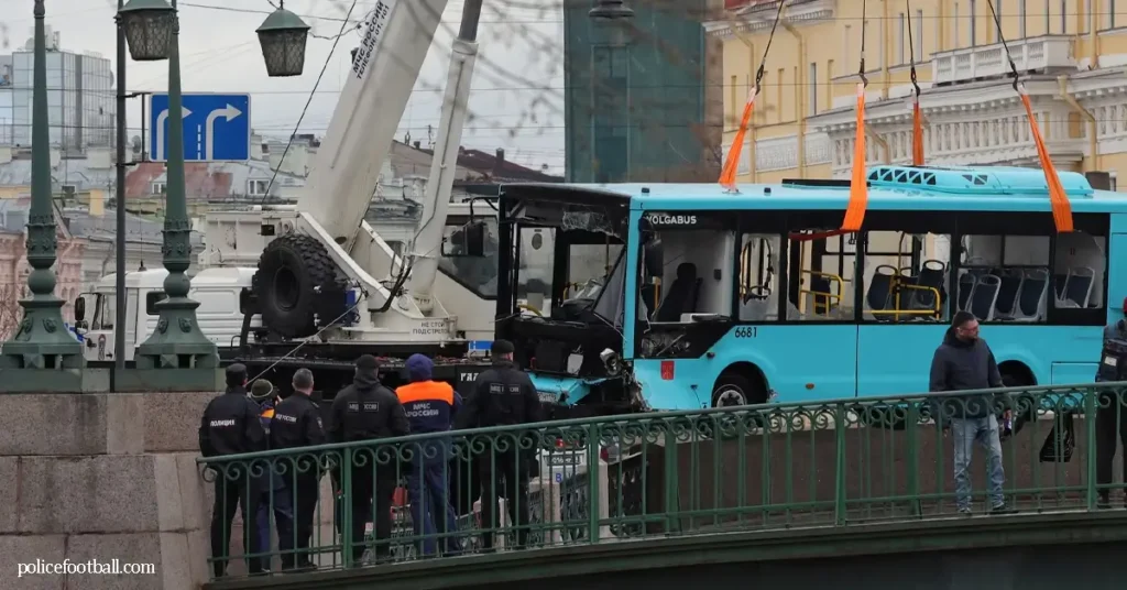 รถบัสตกสะพาน ในเมืองเซนต์ปีเตอร์สเบิร์ก ส่งผลให้มีผู้เสียชีวิต 7 ราย รถบัสคันหนึ่งเลี้ยวฝ่าการจราจร หักเลี้ยวออกจากสะพานแล้วกระโจนลง